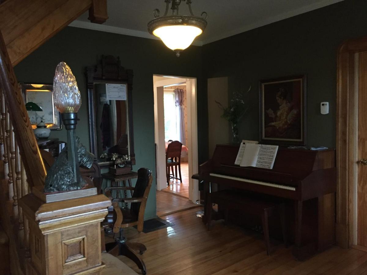 The Yellow House Bed & Breakfast Stanstead Plain 외부 사진
